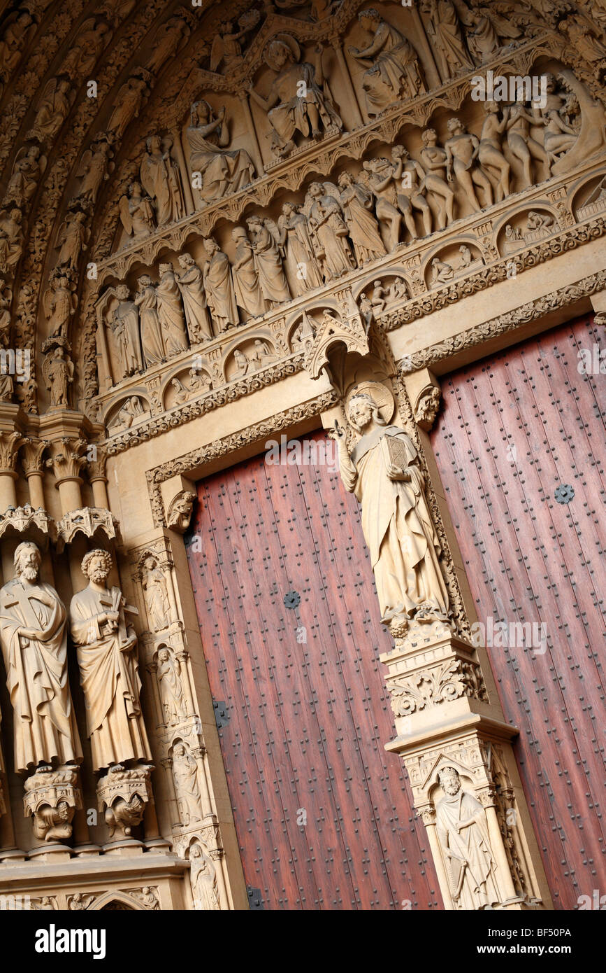 Vue de détail des sculptures sur la cathédrale gothique de St Etienne à Metz en Lorraine Banque D'Images
