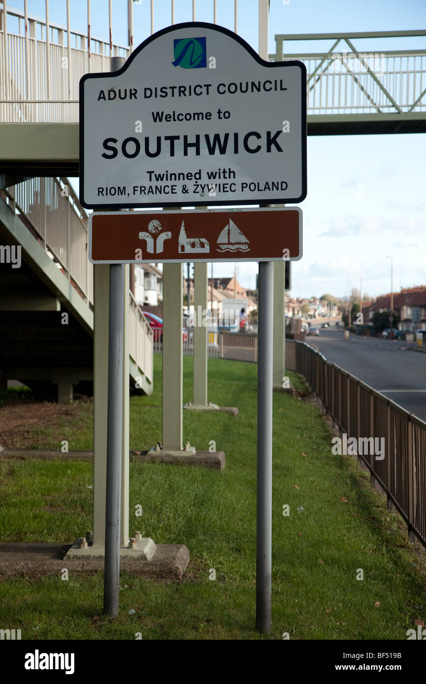 Une frontière, signalisation routière indiquant que vous entrez dans le village de Southwick à Sussex, UK détaillant les activités de loisirs Banque D'Images