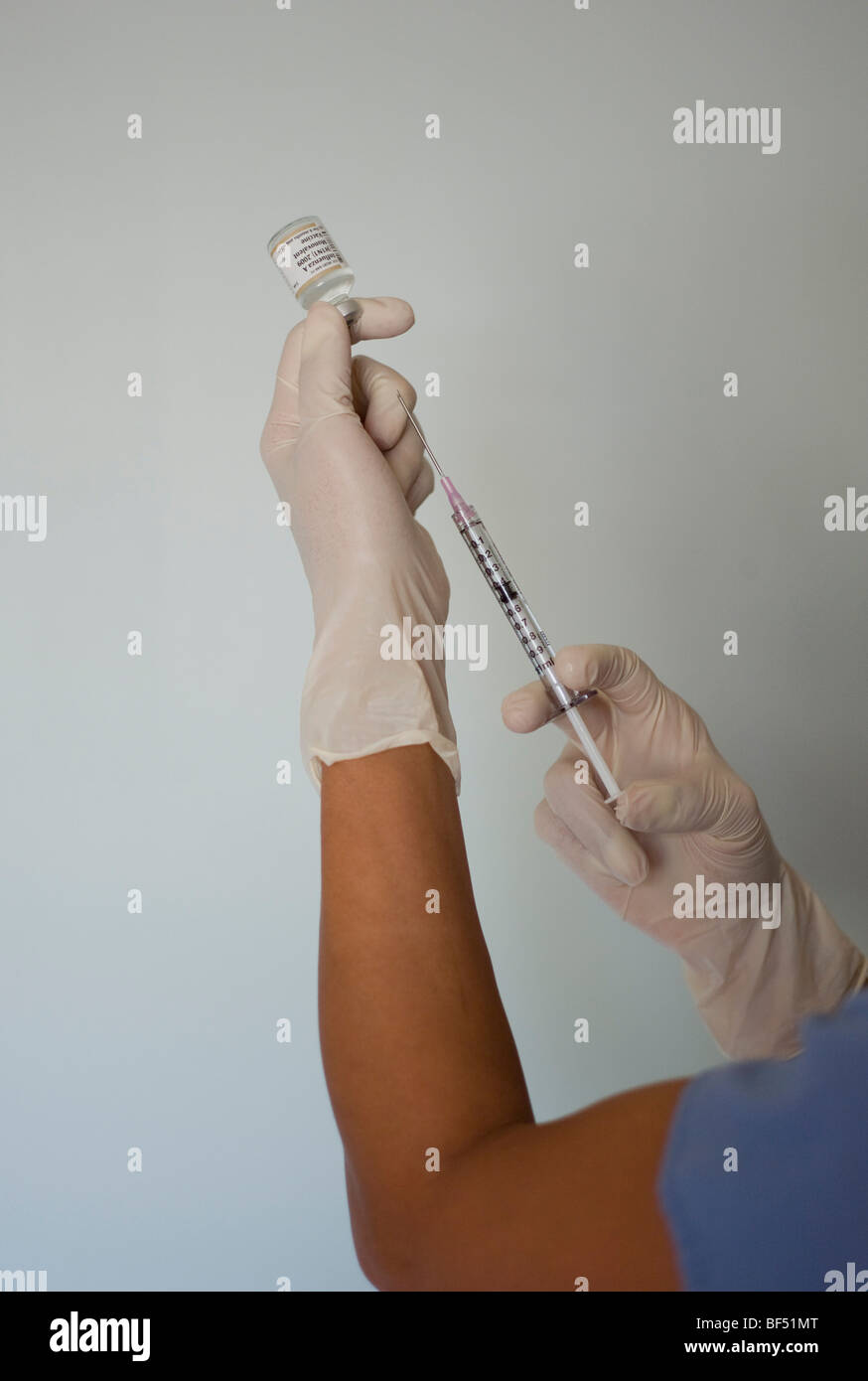 Nurse preparing vaccin contre la grippe porcine Banque D'Images