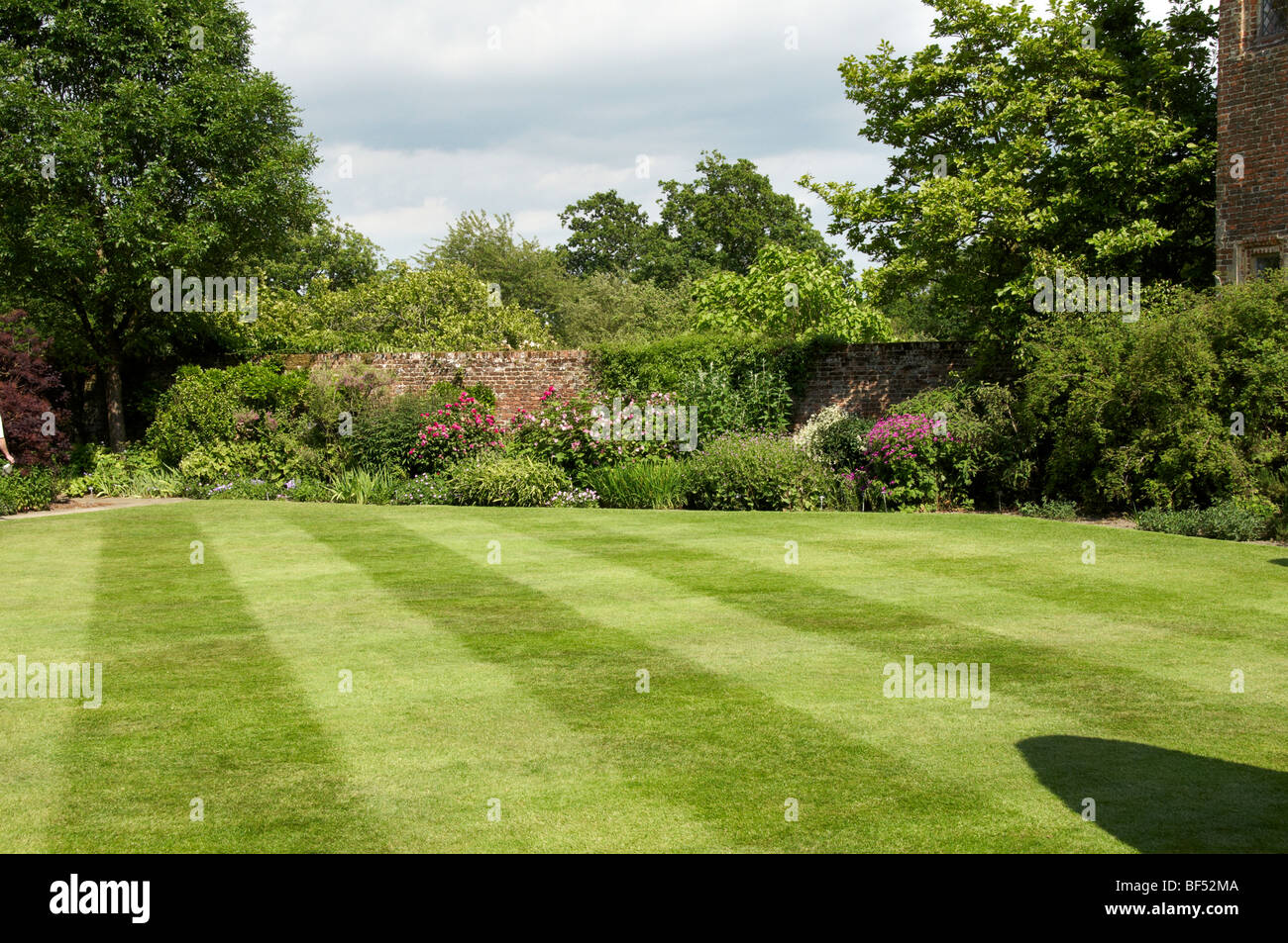 Une frontière herbacées dans un cottage anglais jardin Banque D'Images