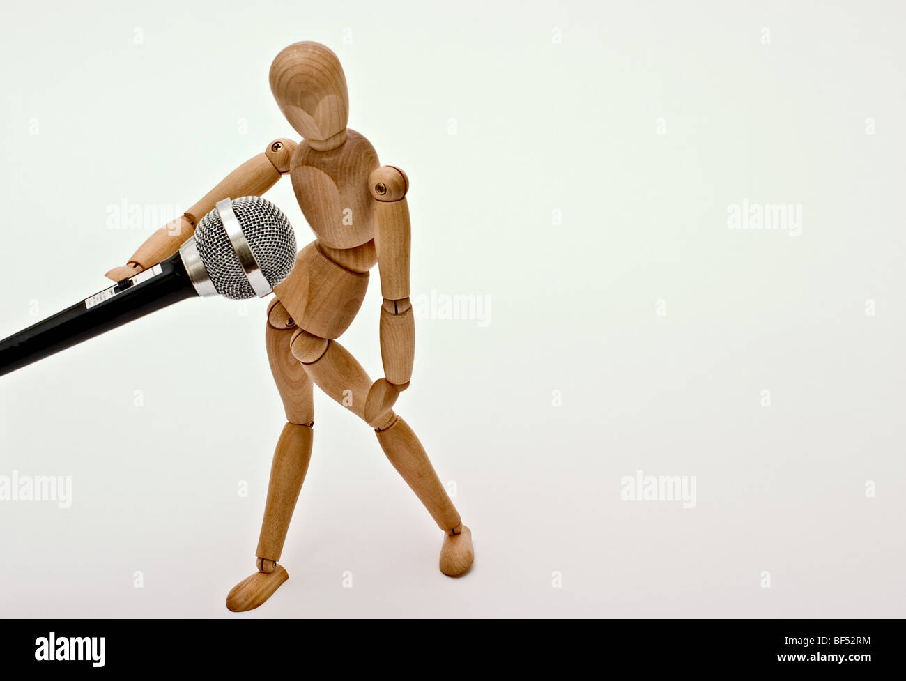 Artistes Mannequin debout à côté d'un vieux microphone style Banque D'Images