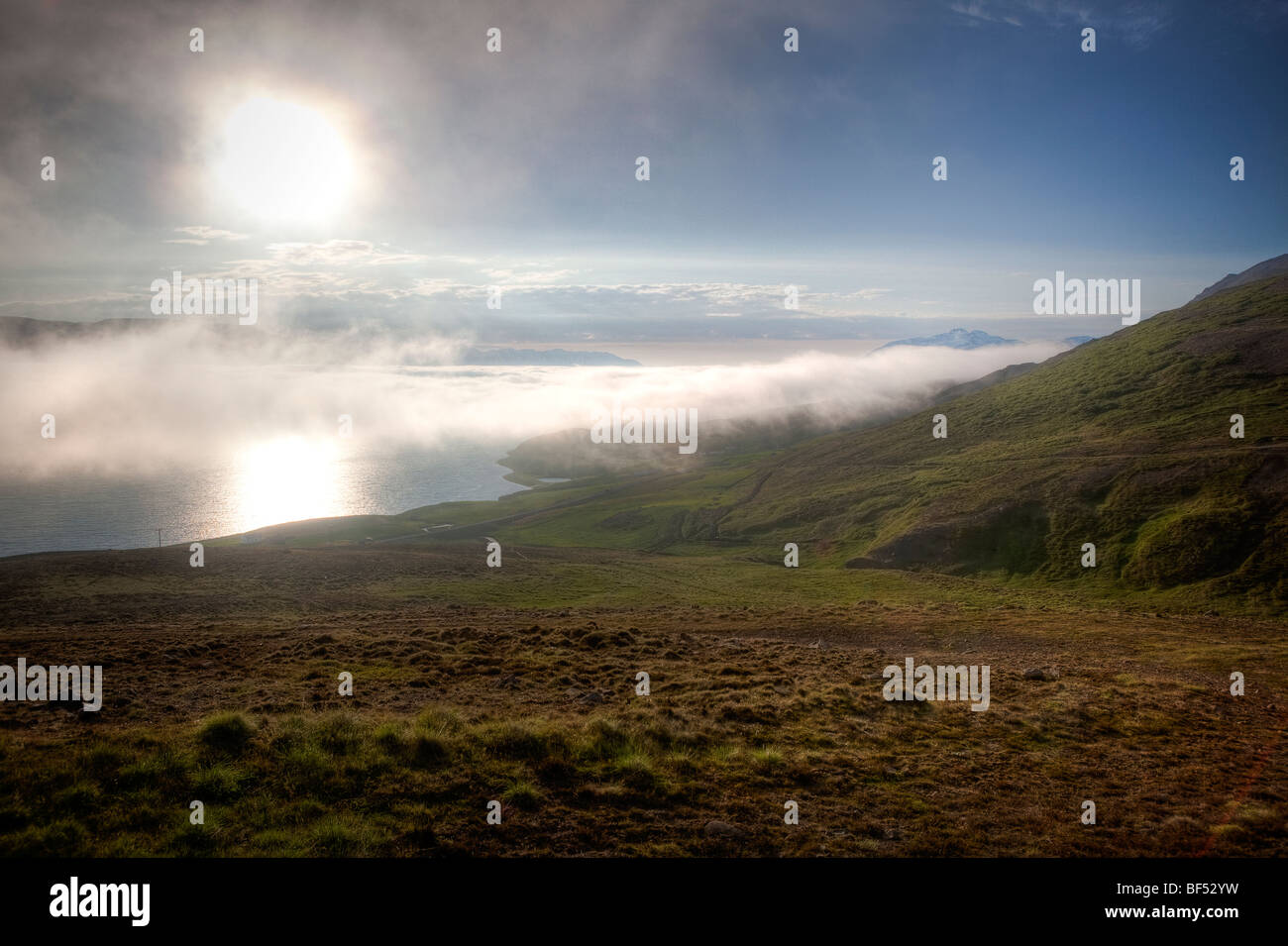 Soleil et brouillard sur fjord, Eyjafjordur, Islande Banque D'Images