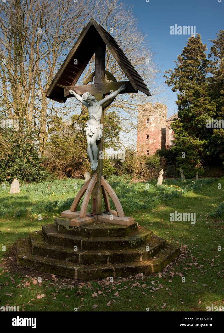 La Crucifixion, vue ici dans le cimetière catholique de l'église St Mary sur Acton Burnell, Angleterre. Banque D'Images