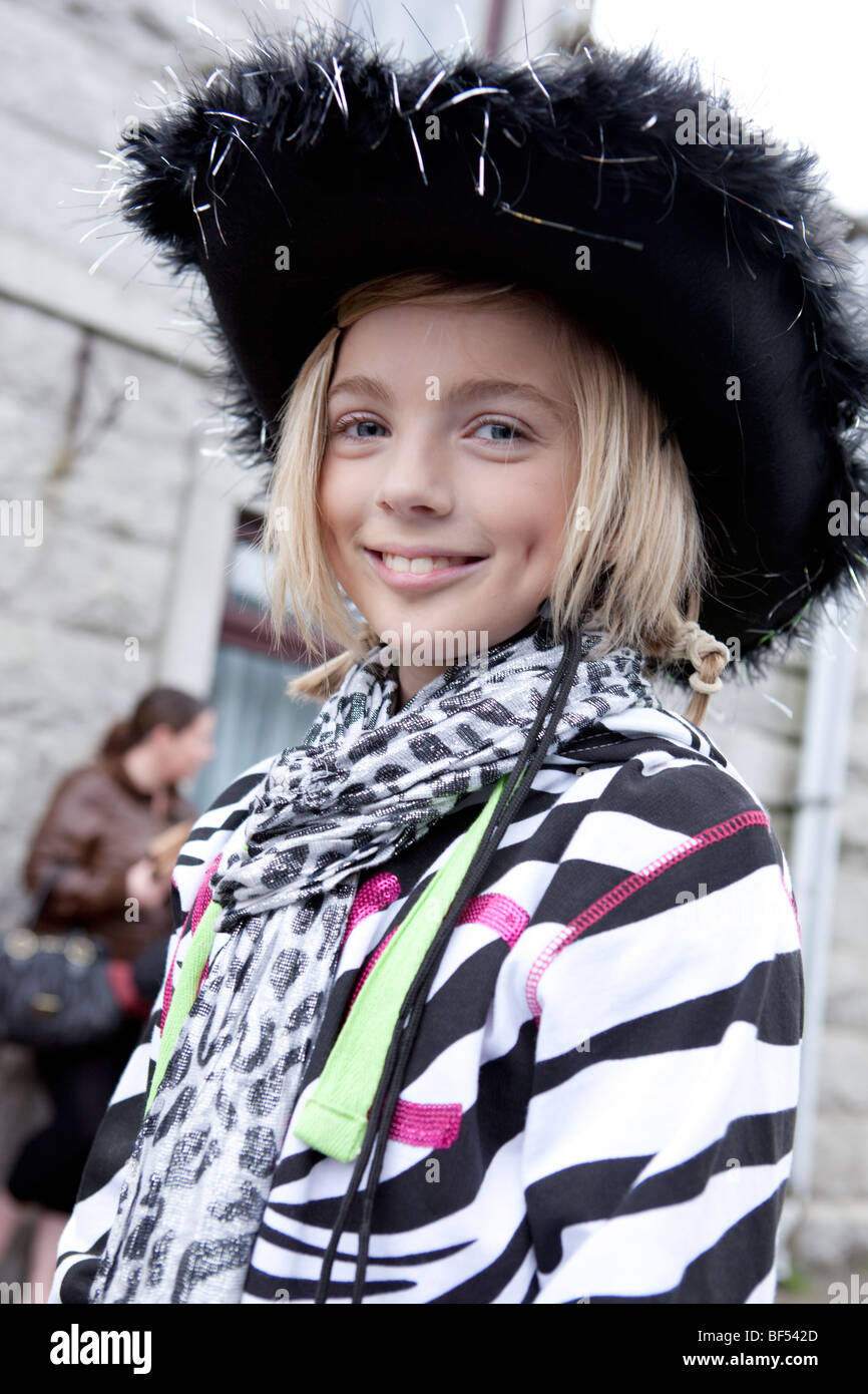 Jeune élégante jolie fille habillée avec chapeau de cowboy sur Festival de musique country à Creetown Banque D'Images
