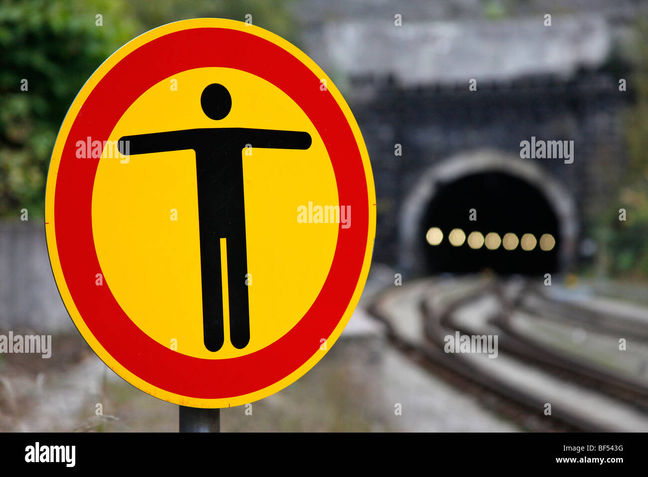 Signer avec le symbole d'avertissement, Pas d'entrée, sur la gare de Saverne, Thuringe, Allemagne, Europe Banque D'Images