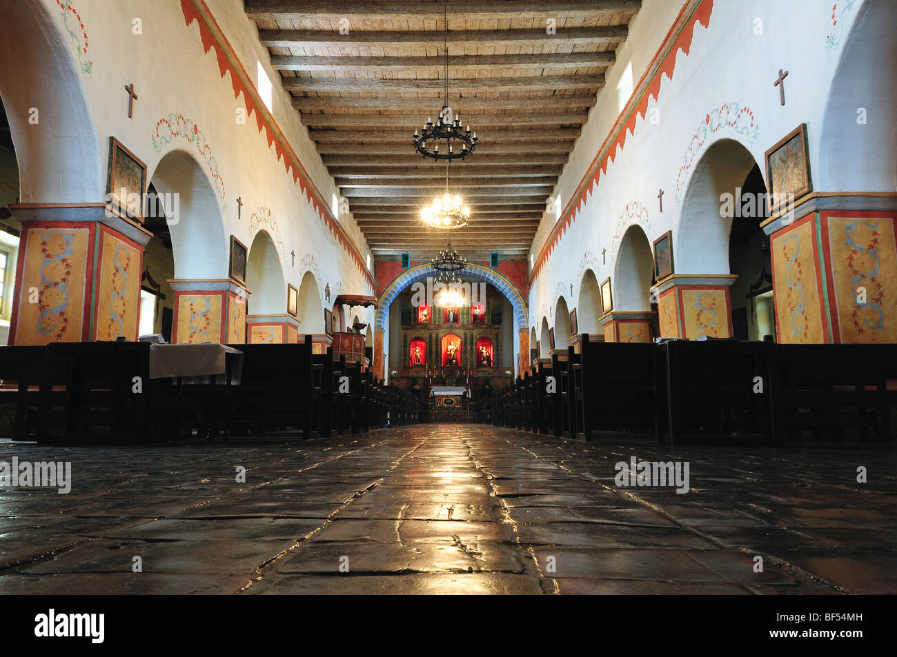 Intérieur de la Mission de San Juan Bautista, California, USA. Utilisé dans le film d'Alfred Hitchcock, Vertigo. Banque D'Images
