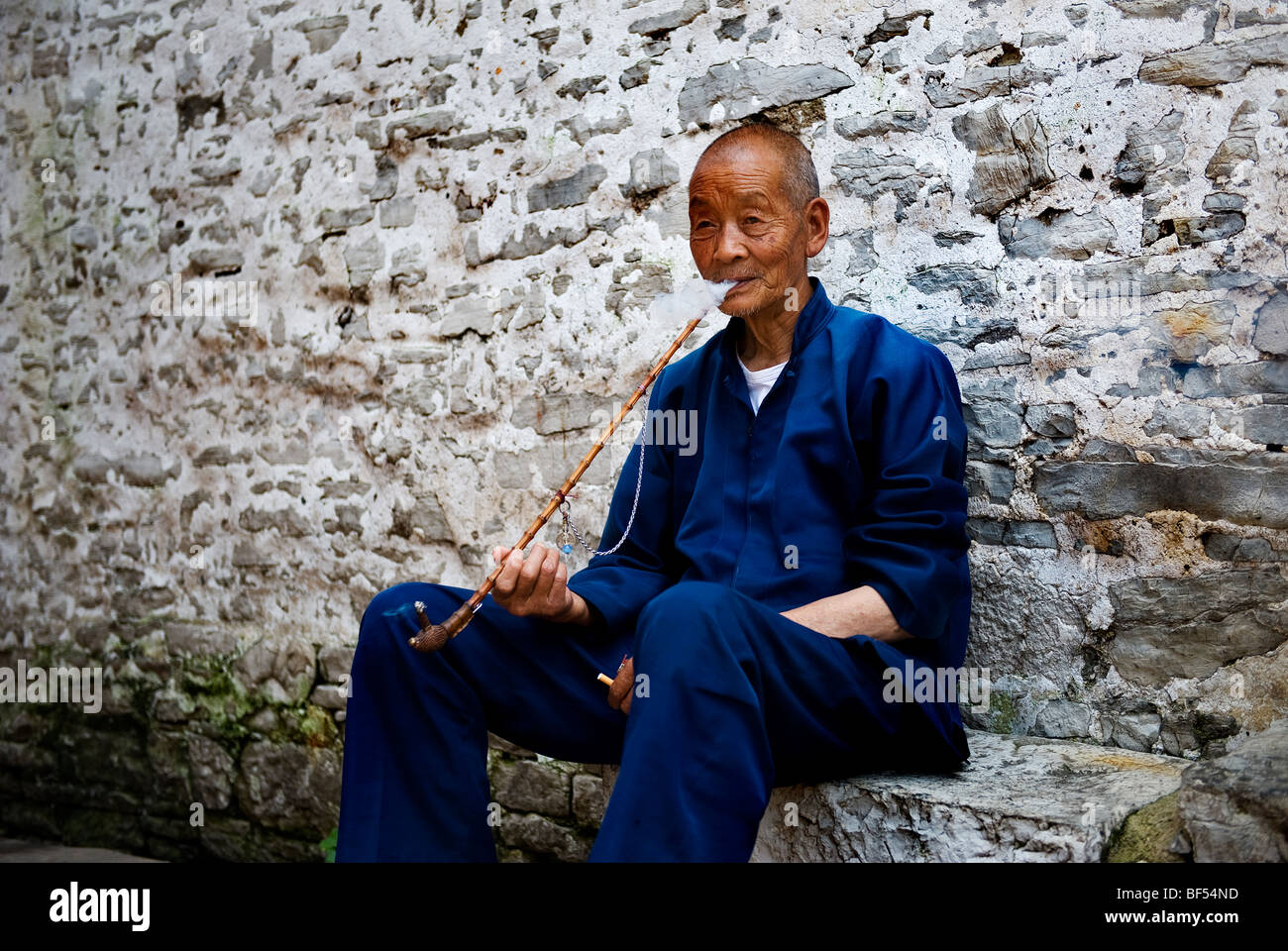 Une minorité Dong man smoking pipe, Qiandongnan Préfecture autonome Miao et Dong, province de Guizhou, Chine Banque D'Images