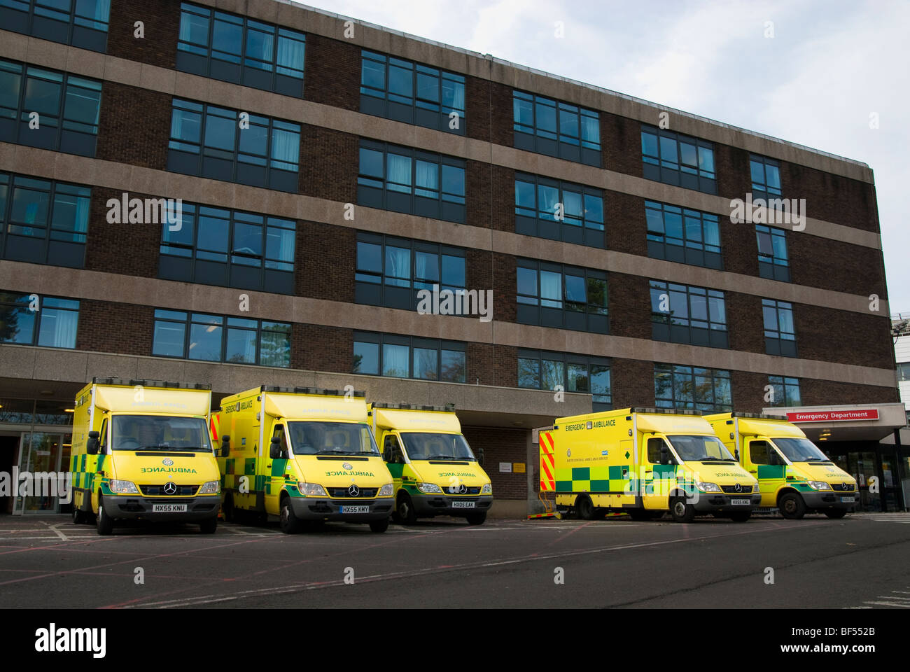 Entrée d'accidents et de secours de l'Hôpital Queen Alexander avec plusieurs ambulances en attente Banque D'Images