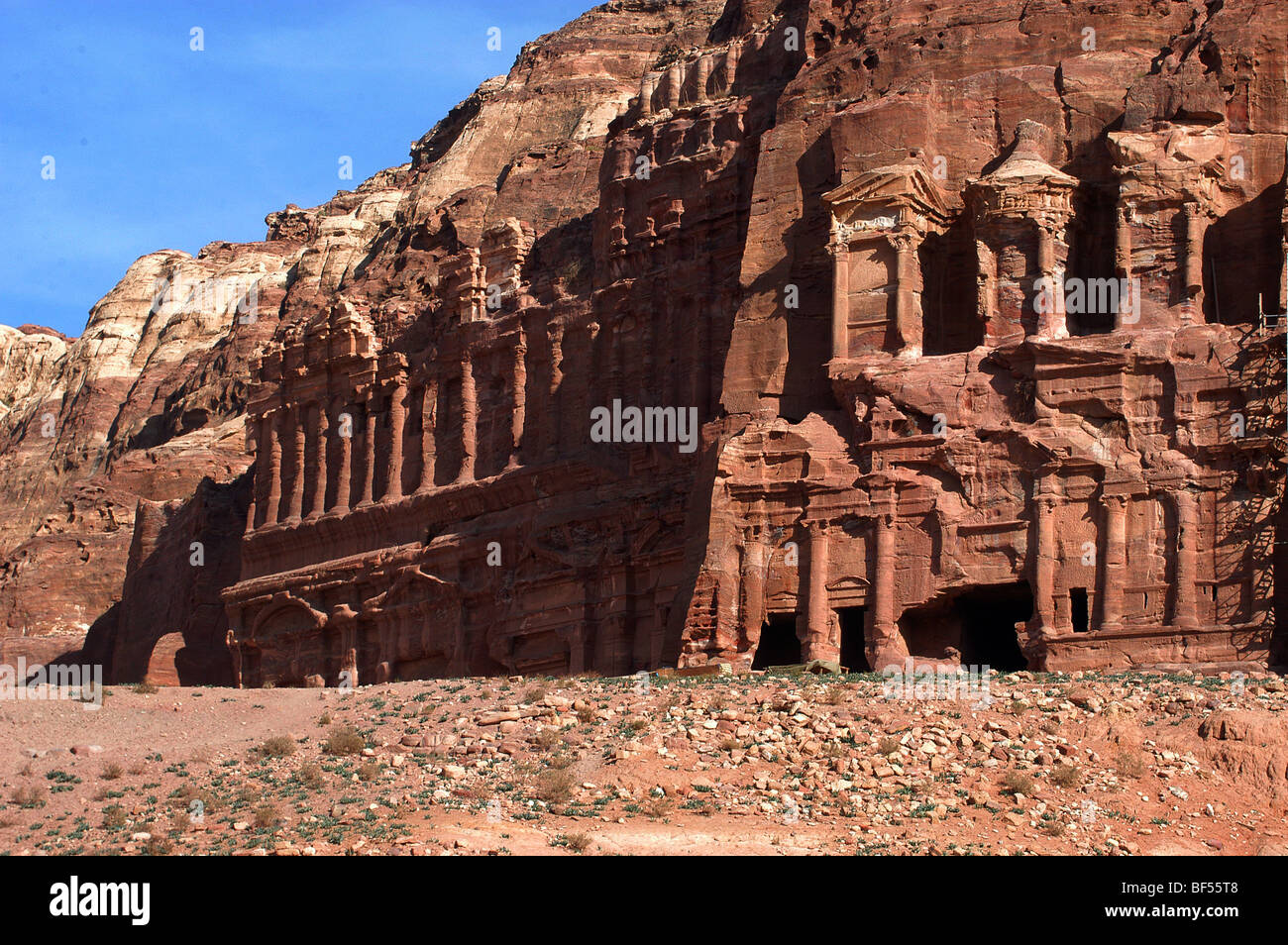 Les tombeaux royaux, Petra, Jordanie du Sud. Le tombeau corinthien, droite et le palais plus grand tombeau, à gauche . Banque D'Images