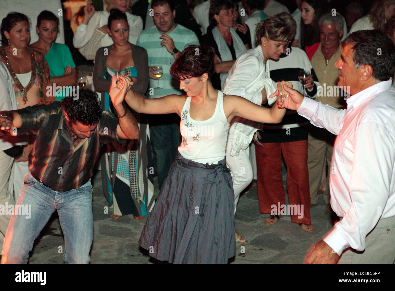 Grèce cyclades sikinos danser à un mariage à la grecque Banque D'Images
