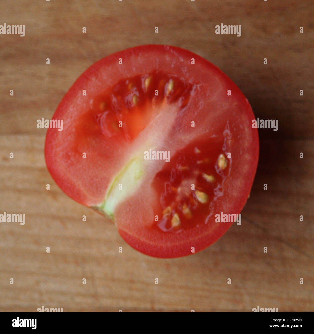 La moitié d’une tomate Banque D'Images