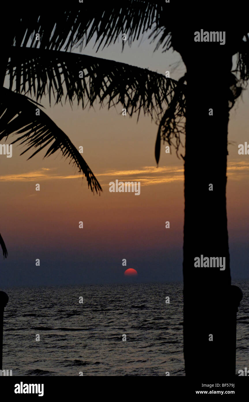 Coucher du soleil à Daman, l'ouest de l'Inde. Banque D'Images