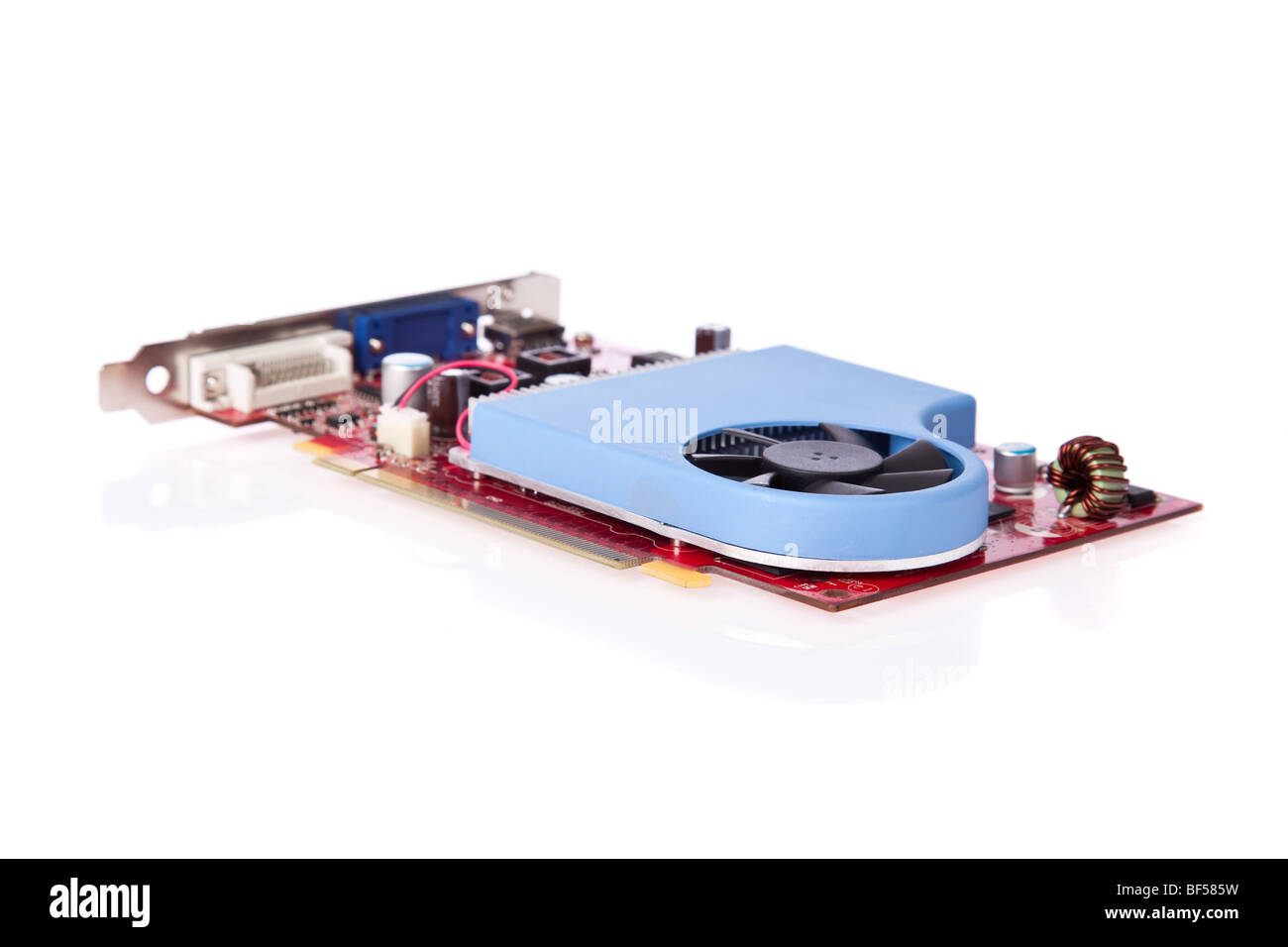 Carte vidéo PCI Express avec refroidisseur isolé sur un fond blanc. L'accent sur le refroidisseur. Banque D'Images