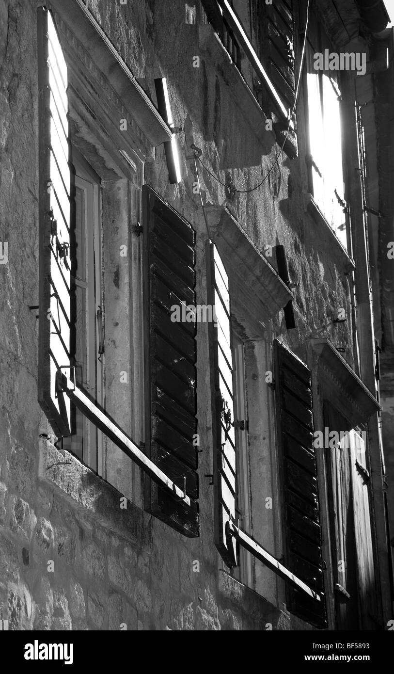 Vieille ville chambre avec volets dans Kotor, Monténégro, mai 2009 Monochrome Banque D'Images