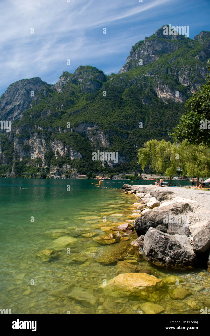 Les rives du lac de Garde à Riva. Banque D'Images