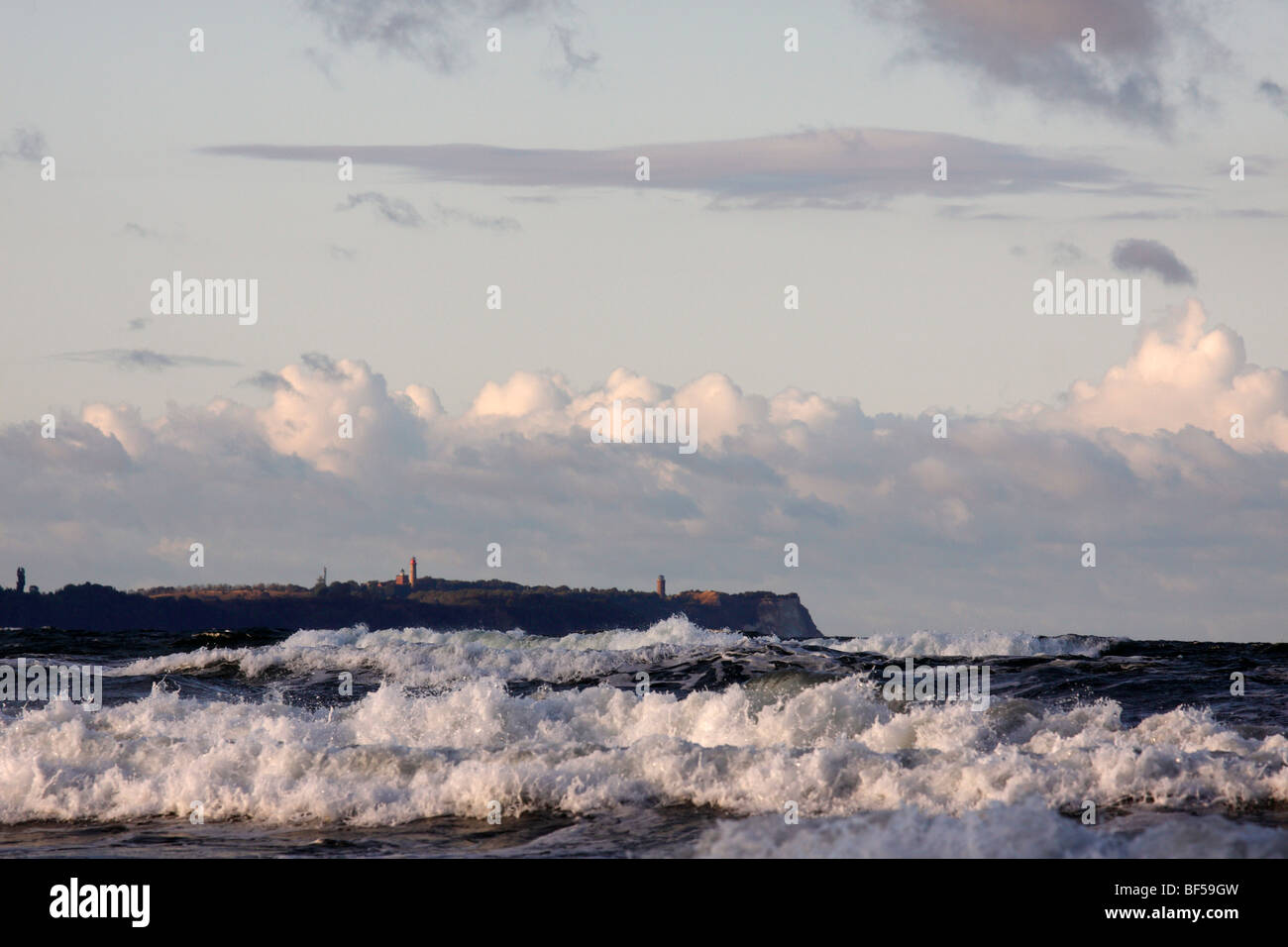 Kap Arkona derrière les vagues, la mer Baltique, Ruegen island, Mecklembourg-Poméranie-Occidentale, Allemagne, Europe Banque D'Images