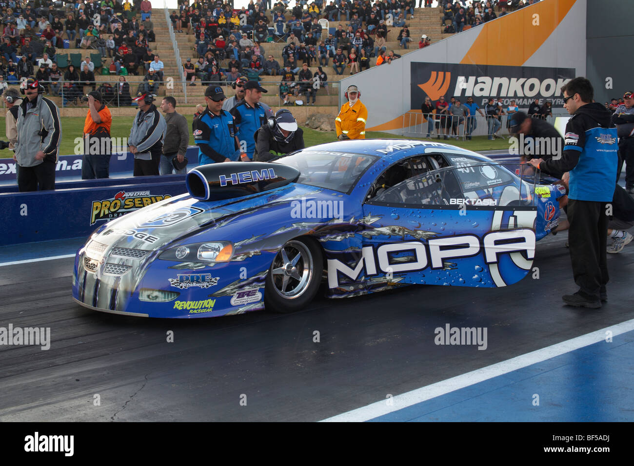 Australian Pro Stock Drag Racer, Lee Bektash, se prépare à la scène à l'ouest de l'Australie Perth Motorplex Banque D'Images