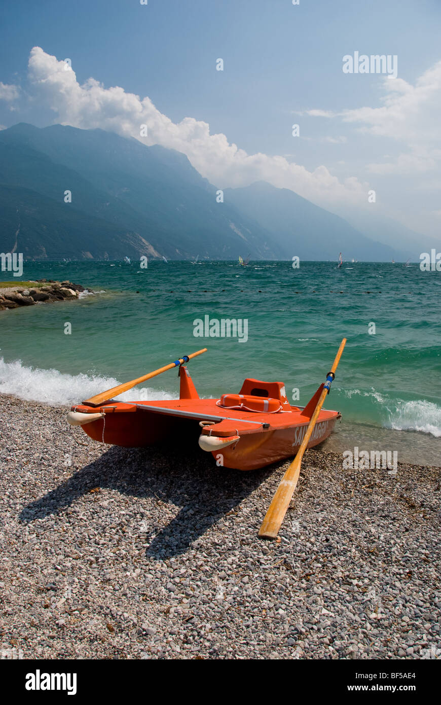 Une embarcation de sauvetage utilisés par les sauveteurs sur les rives du lac de Garde. Monte Baldo est dans l'arrière-plan. Banque D'Images