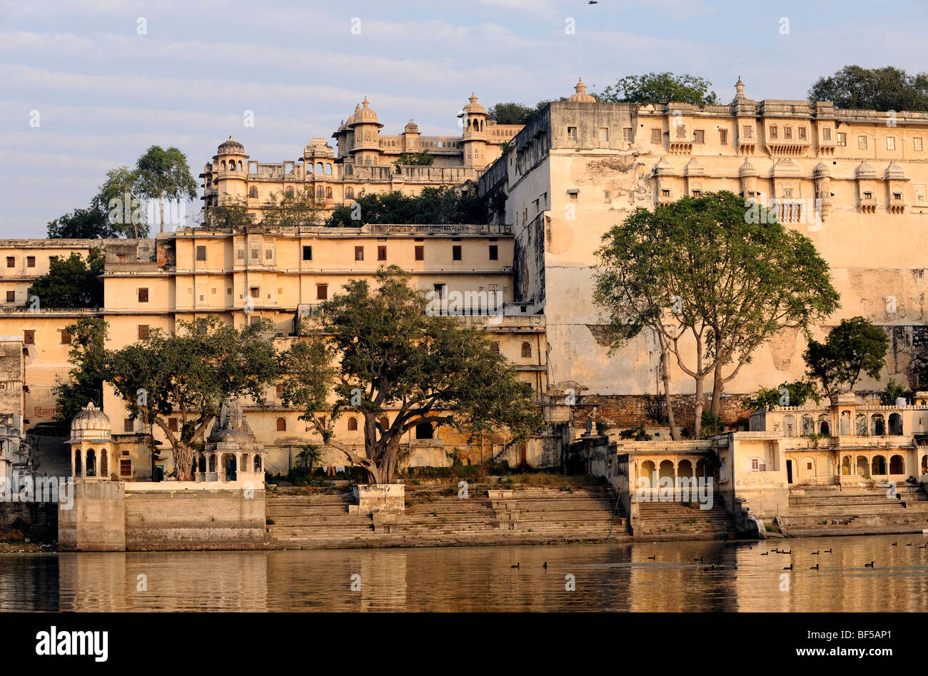 City Palace sur le lac Pichola, Udaipur, Rajasthan, Inde du Nord, Inde, Asie du Sud, Asie Banque D'Images