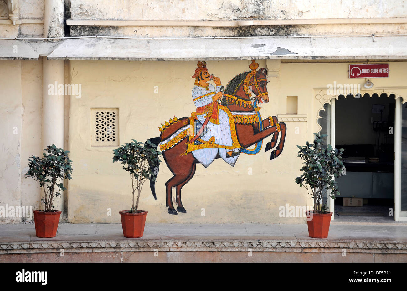 Peinture murale d'un cheval avec un cavalier, city palace, Udaipur, Rajasthan, Inde du Nord, Inde, Asie du Sud, Asie Banque D'Images
