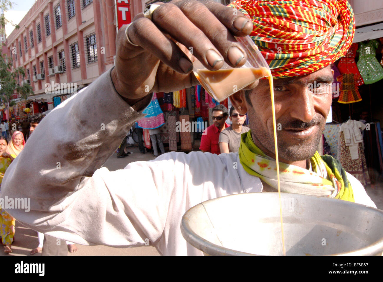 Chaiwallah, tee, Pushkar, Rajasthan, Inde, Asie du Sud Banque D'Images