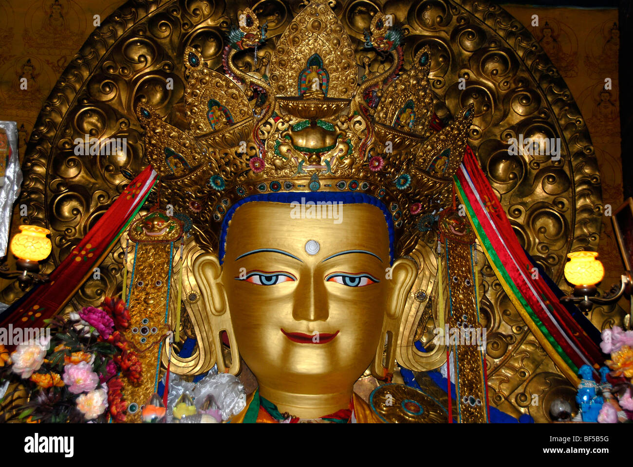 Le bouddhisme tibétain, le visage d'or d'un Maitreya Bouddha Lakhang richement décorés de pierres précieuses, le Bouddha de l'avenir, Banque D'Images