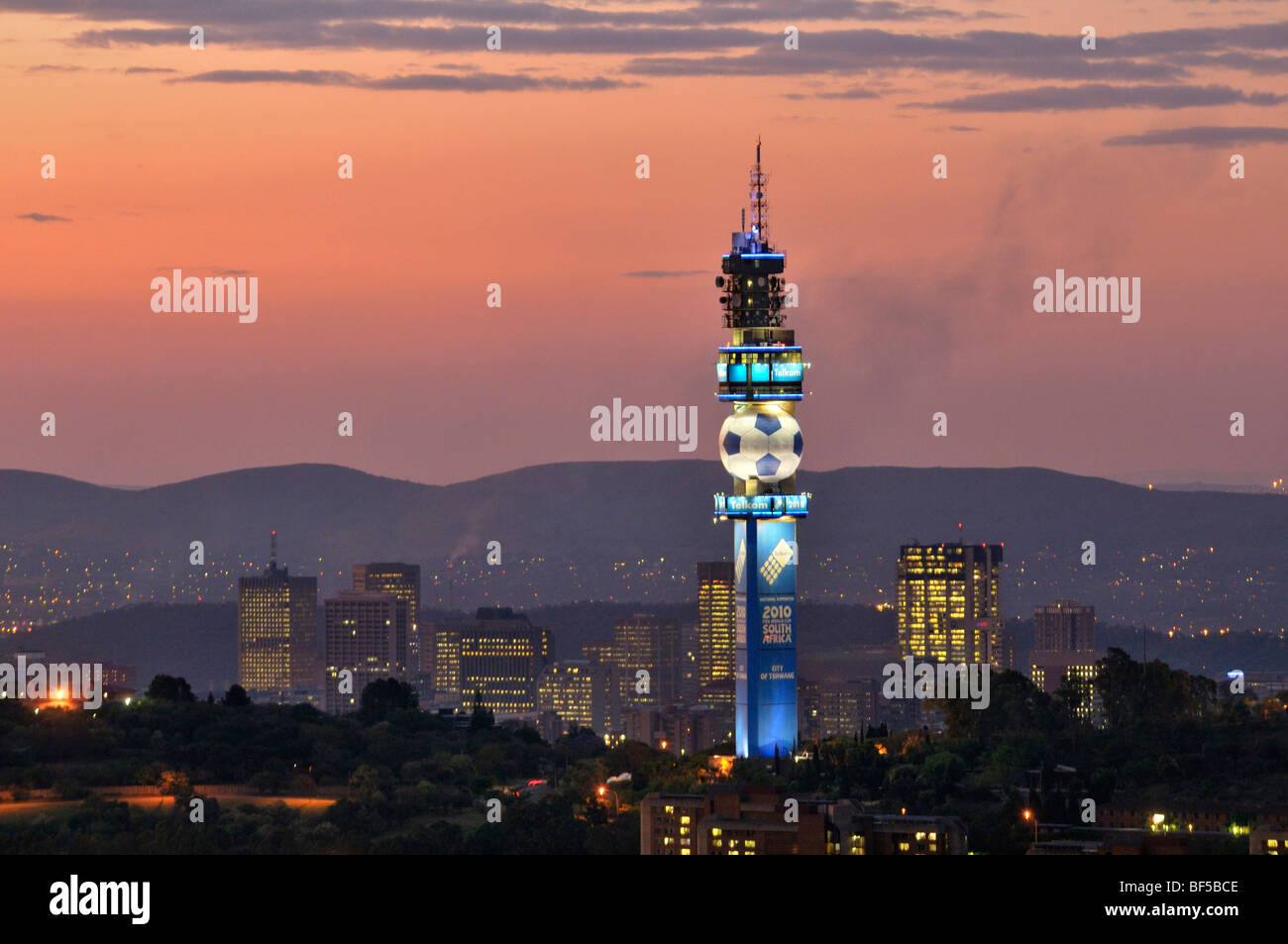 La tour de télévision de la South African Telecom avec un motif de football à Pretoria, ville-hôte de la Coupe du Monde de la FIFA 2010, Pretoria, Afrique du Banque D'Images