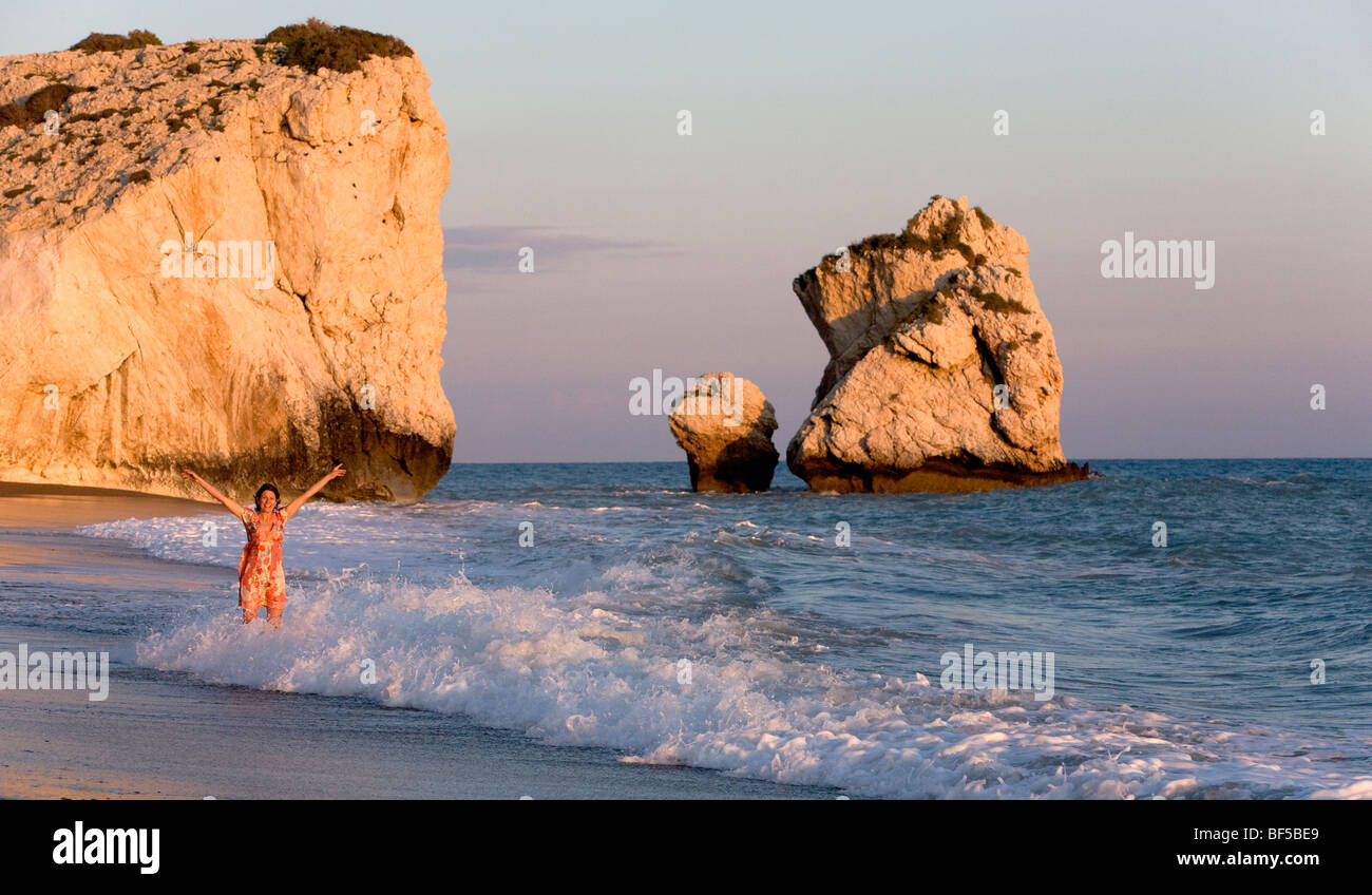 Petra tou Romiou, Monica Gumm en face du rocher d'Aphrodite, Chypre, Grèce, Europe Banque D'Images