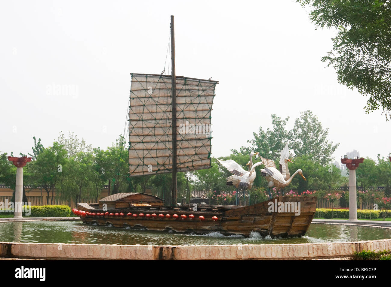Réplique d'une dynastie Song junk, Millennium Park, ville de Kaifeng, province de Henan, Chine Banque D'Images