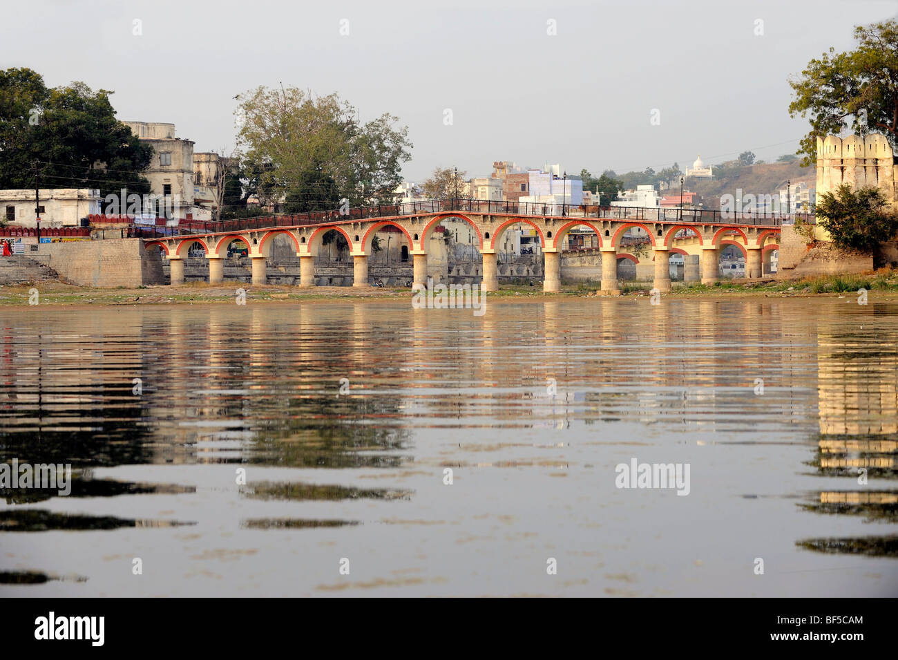 Pont sur le lac Pichola, Udaipur, Rajasthan, Inde du Nord, Inde, Asie du Sud, Asie Banque D'Images