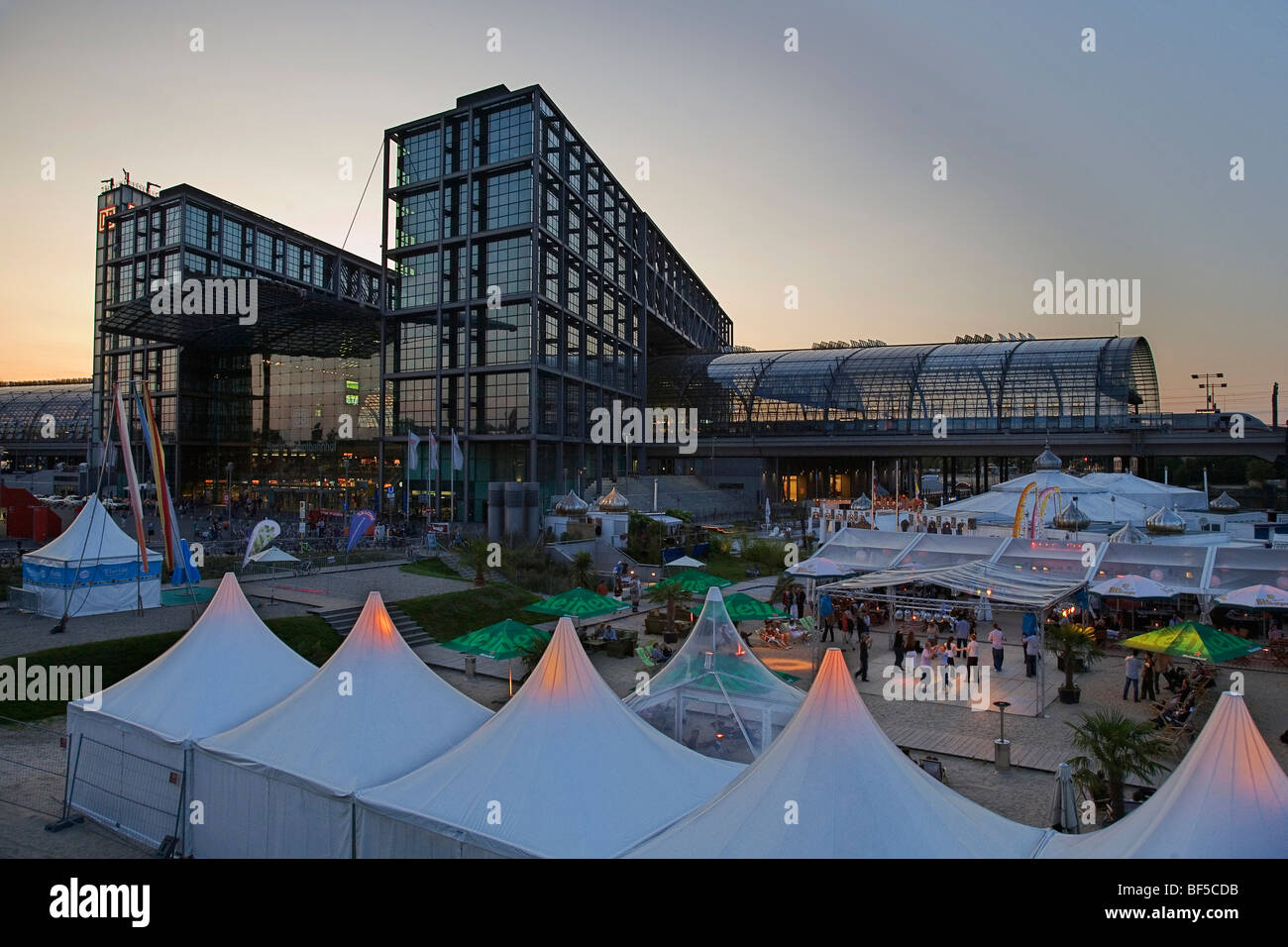 Berlin Hauptbahnhof, la gare centrale, avec des tentes de l'événement au premier plan sur un début de soirée d'été, Mitte, Berlin, Allemagne Banque D'Images