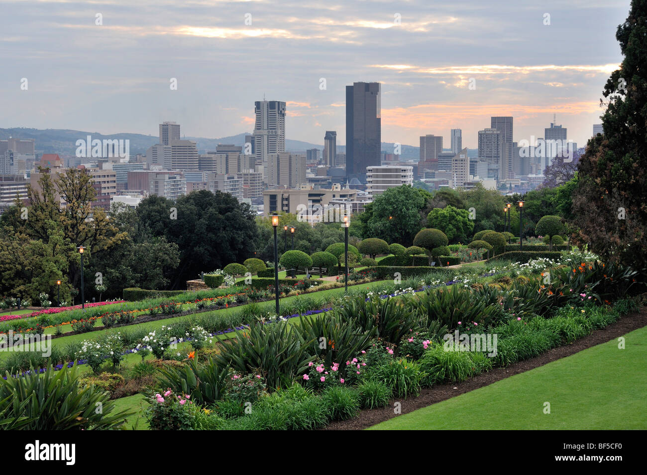 Vue des jardins de l'Union Buildings en direction du centre-ville de Pretoria, Afrique du Sud, l'Afrique Banque D'Images