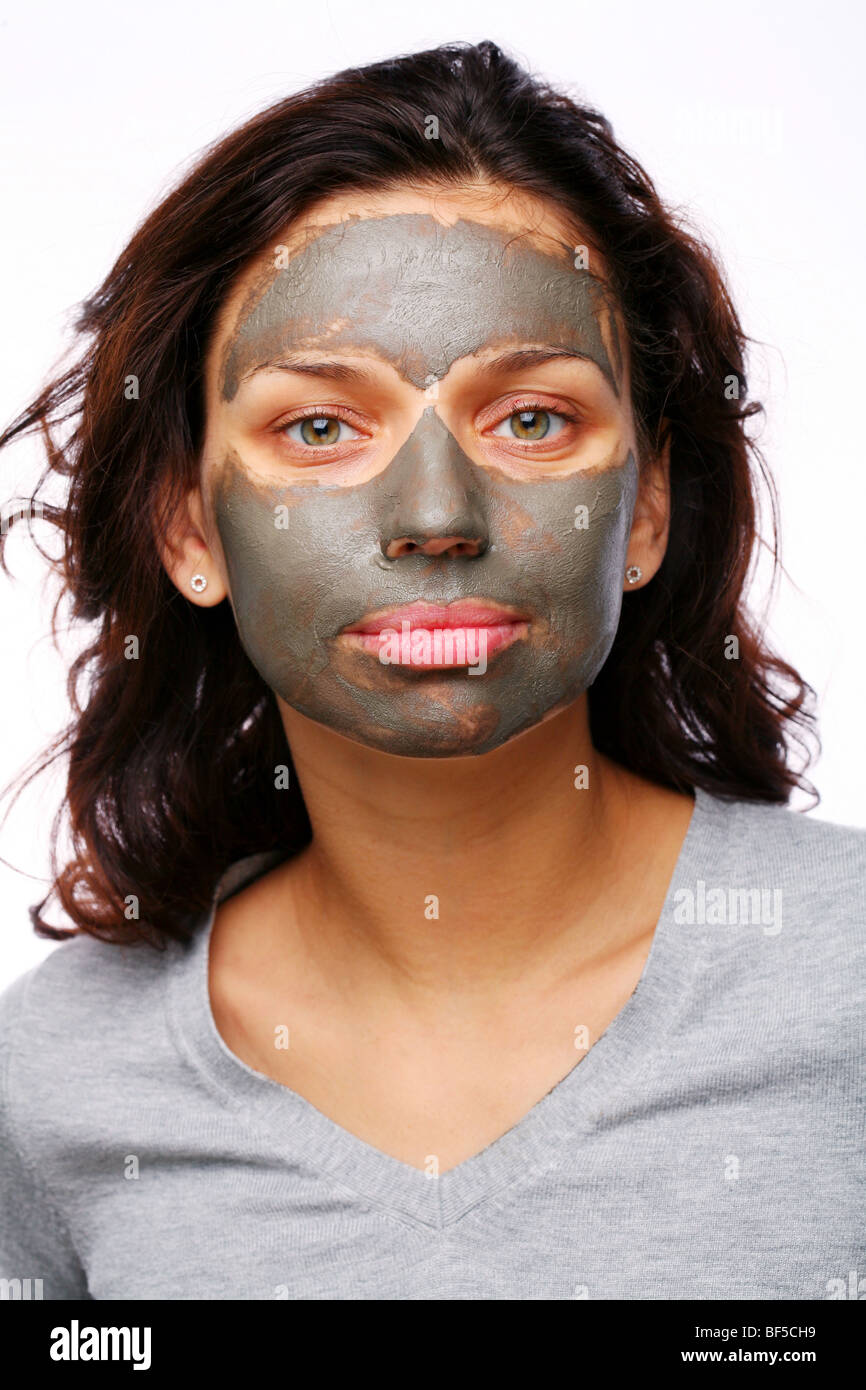 Femme au foyer avec masque de boue sur un fond blanc Banque D'Images