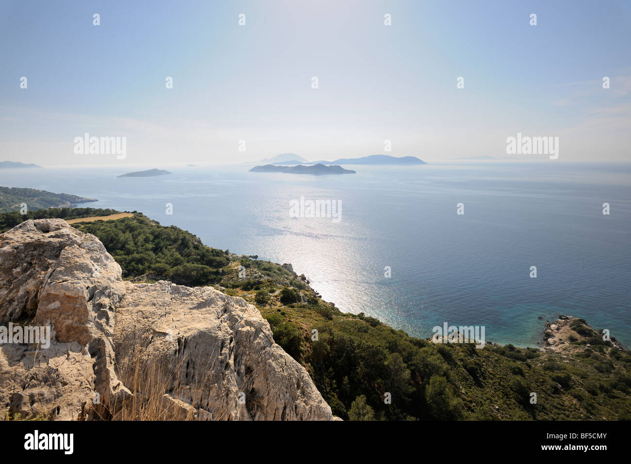 Vue sur la mer et les ruines du château de Kámiros, Rhodes, Grèce, Europe Banque D'Images