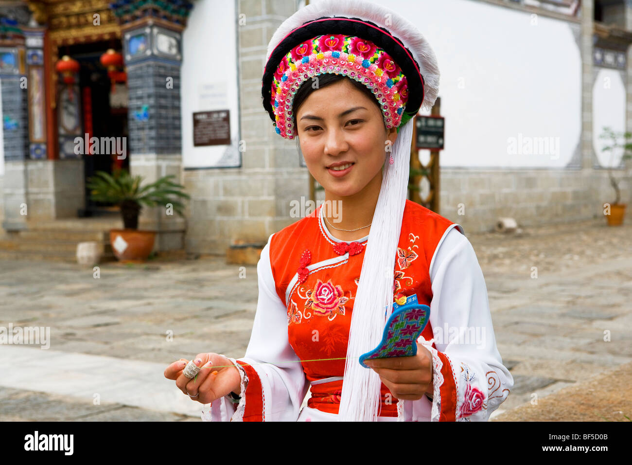 Minorité ethnique Bai jeune femme semelle couture, Lijiang, Province du Yunan, Chine Banque D'Images