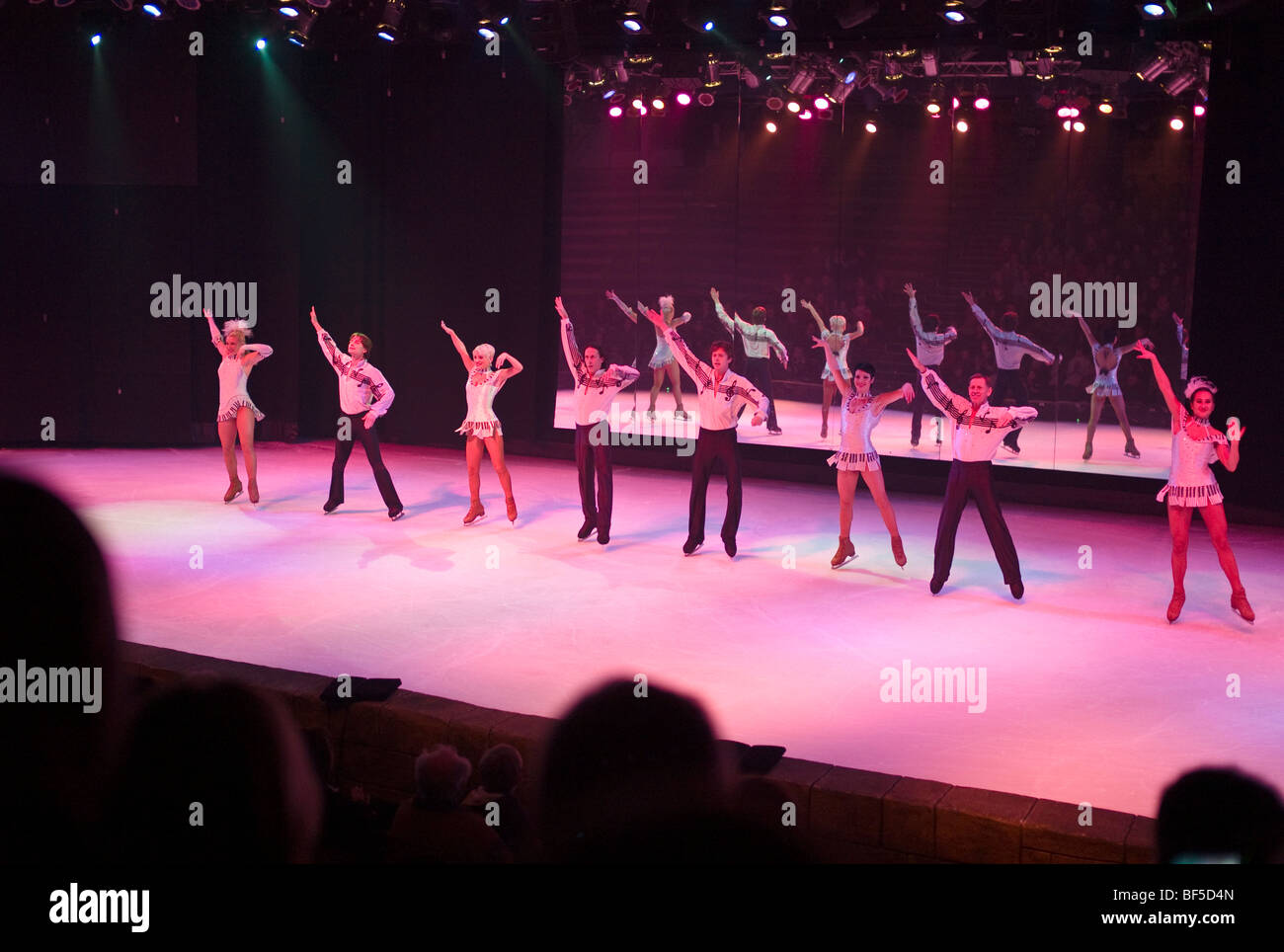 Le parc à thème Phantasialand, spectacle de patinage artistique, Bruehl, Nordrhein-Westfalen, Germany, Europe Banque D'Images