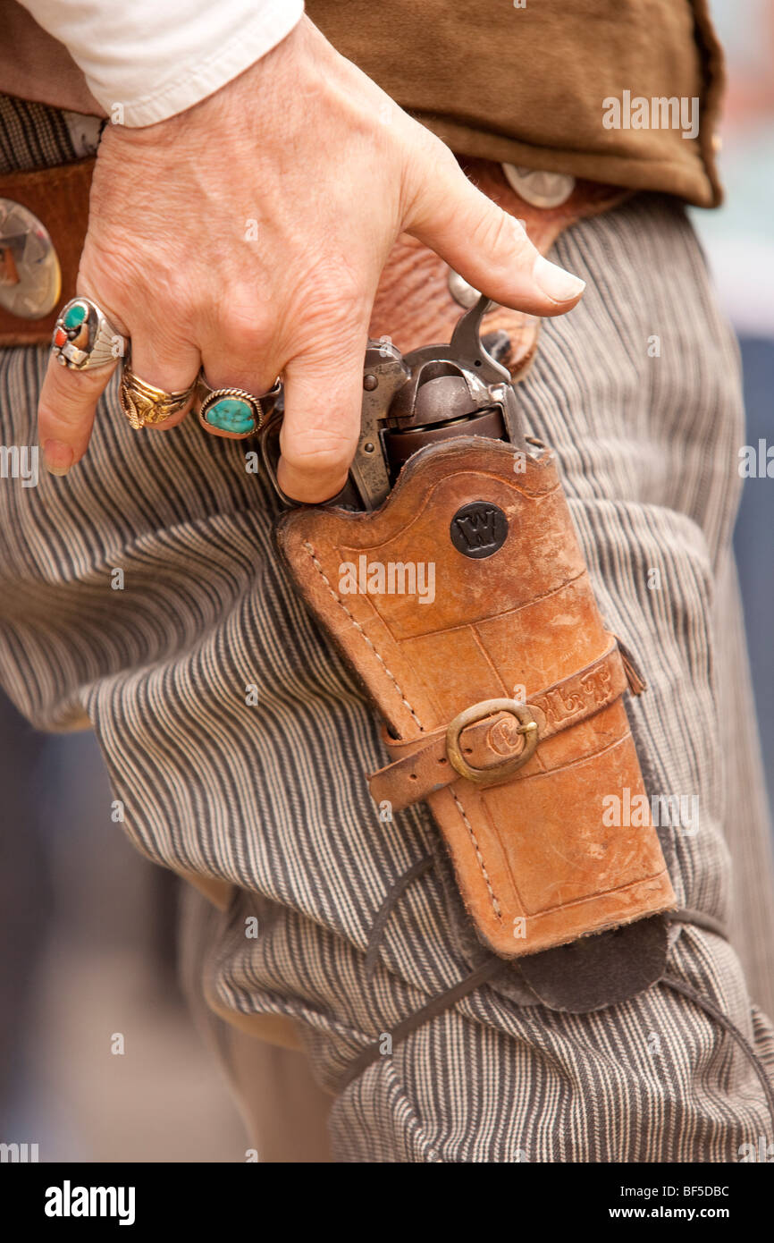 Festival de Musique Country Creetown, Close up photographie de cowboys en attente de la main pour attirer l'arme en concurrence tirage le plus rapide. Dumfries Banque D'Images