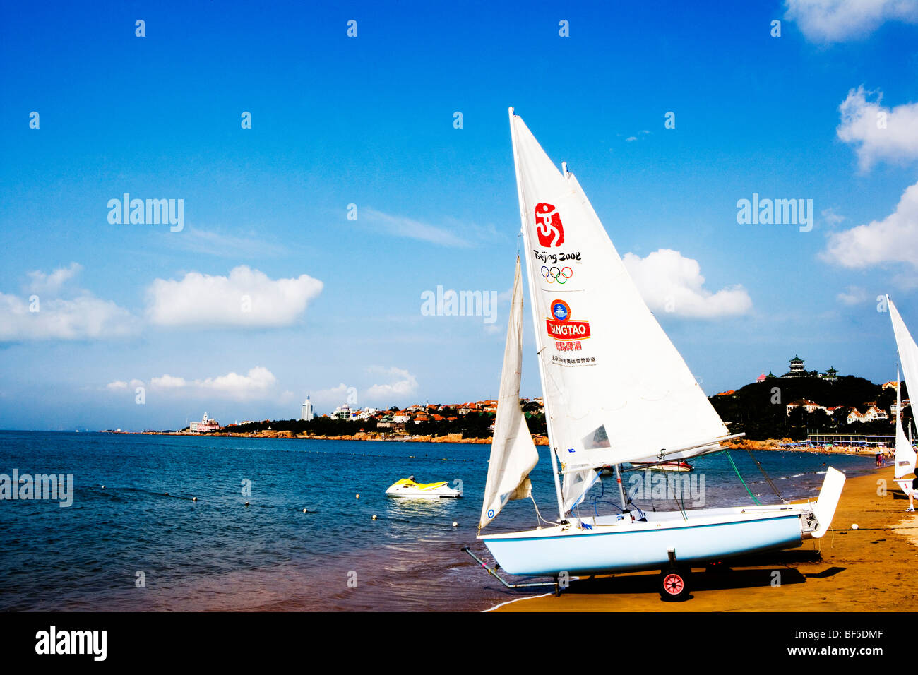 Voilier avec logo olympique de Beijing, sur la plage, la ville de Qingdao, Shandong, Chine Banque D'Images