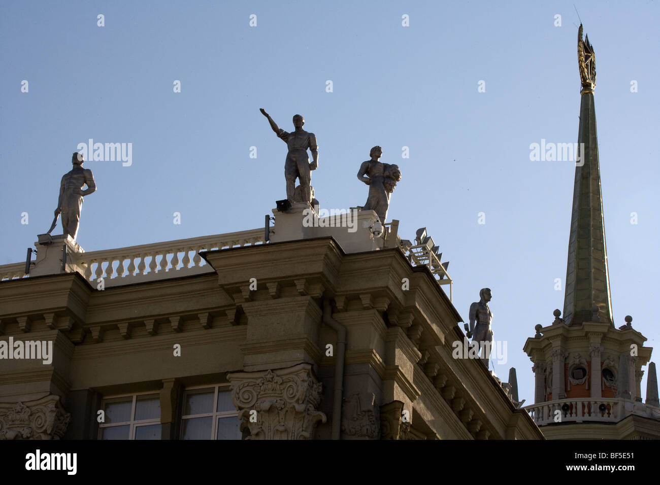 Époque soviétique centre civique de statues et de star, Yekaterinburg, Russie Banque D'Images