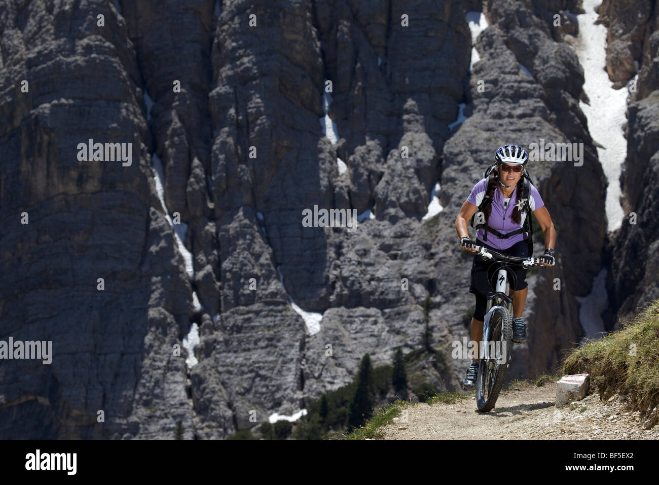 Mountain bike rider sur un sentier dans le parc naturel de fanes sennes-Braies, Veneto, le Tyrol du sud, Italie, Europe Banque D'Images