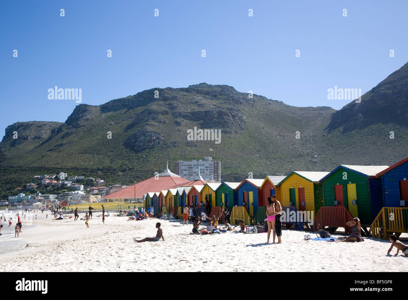 Muizenberg beach avec maisonnettes colorées Banque D'Images