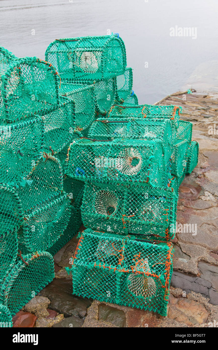 Pile de casiers à crabe ou homard empilés vu quayside Banque D'Images