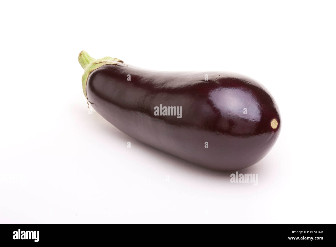 Grand brillant foncé Aubergine pourpre isolés contre fond blanc. Banque D'Images