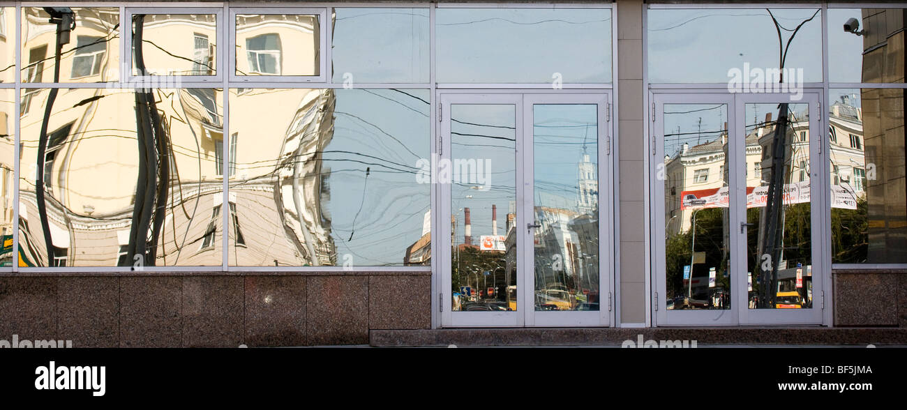 Réflexion sur la façade de verre du bâtiment, Ekaterinbourg, Russie Banque D'Images