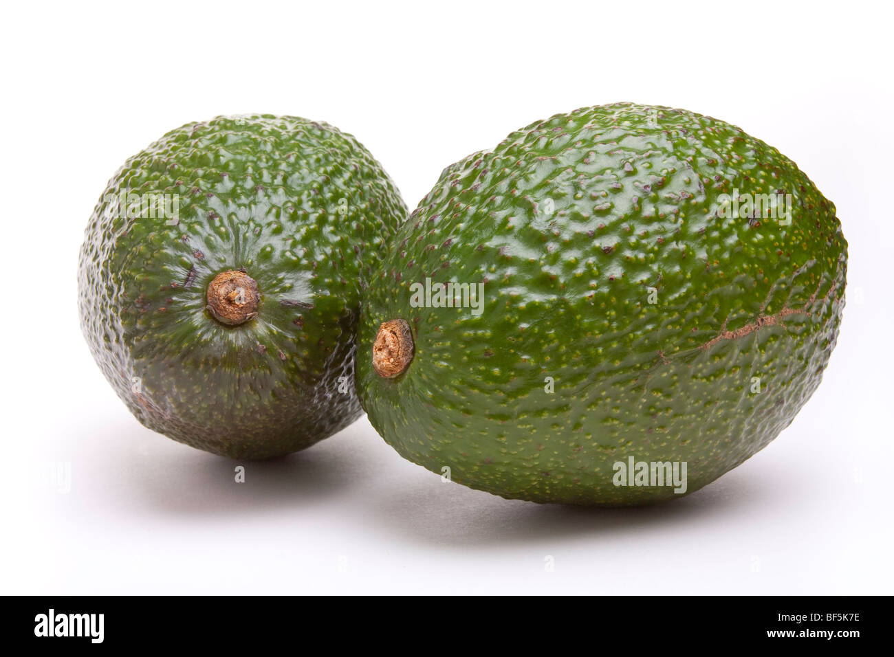 Poire d'avocat vert isolés contre fond blanc. Banque D'Images