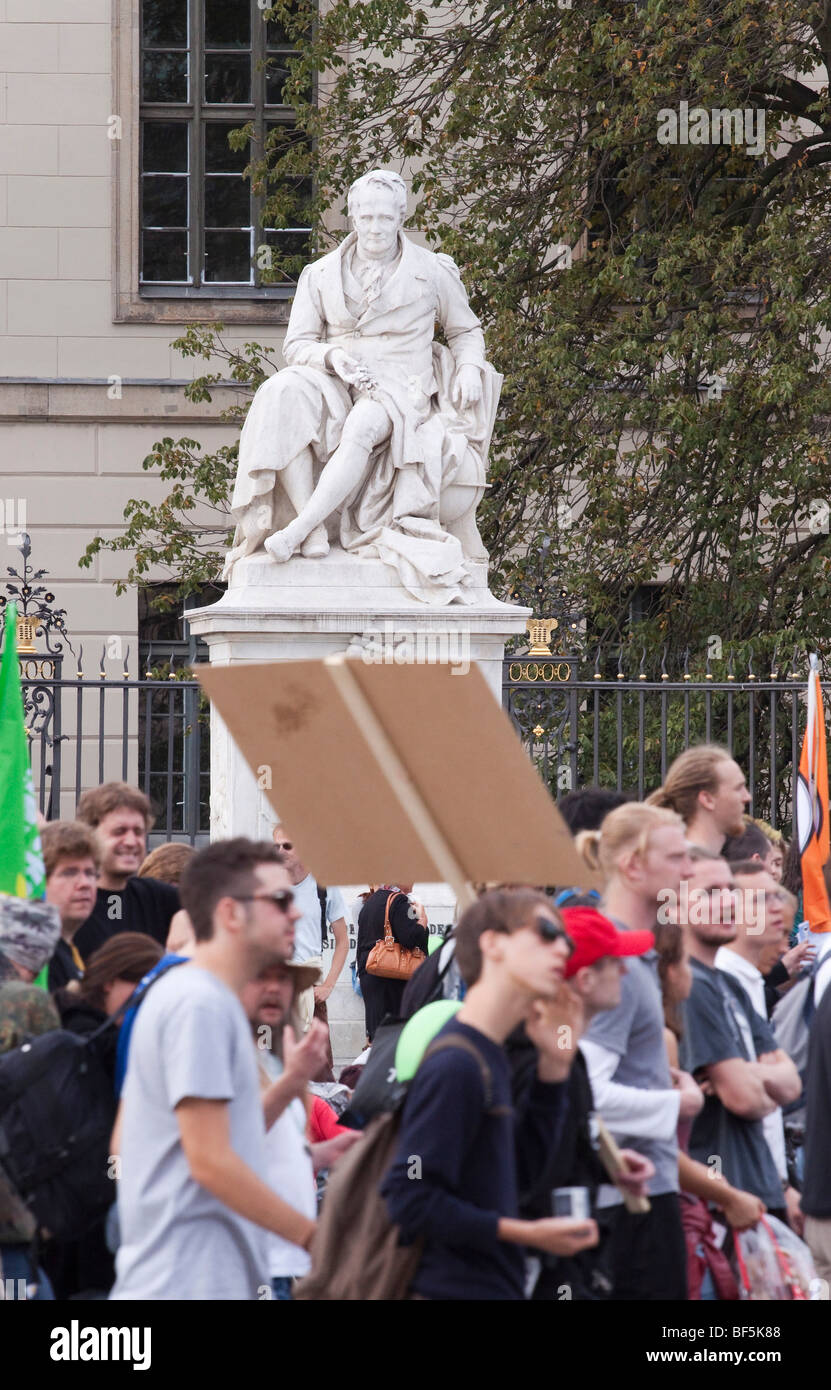 Les manifestants à Berlin sous le buste de Alexander von Humboldt sur l'Université Unter den Linden, Berlin, Germany, Europe Banque D'Images