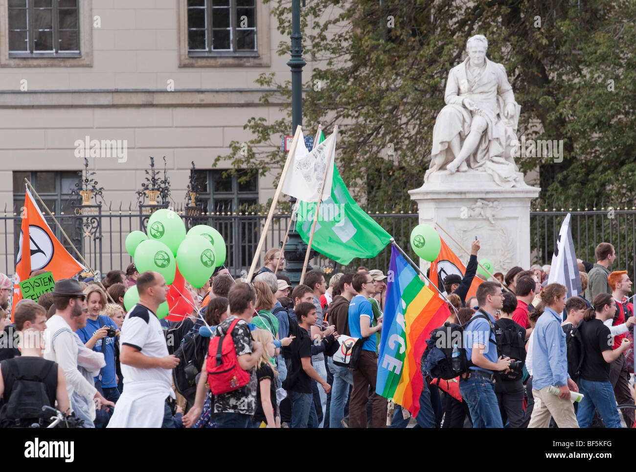 Les manifestants à Berlin sous le buste de Alexander von Humboldt sur l'Université Unter den Linden, Berlin, Germany, Europe Banque D'Images