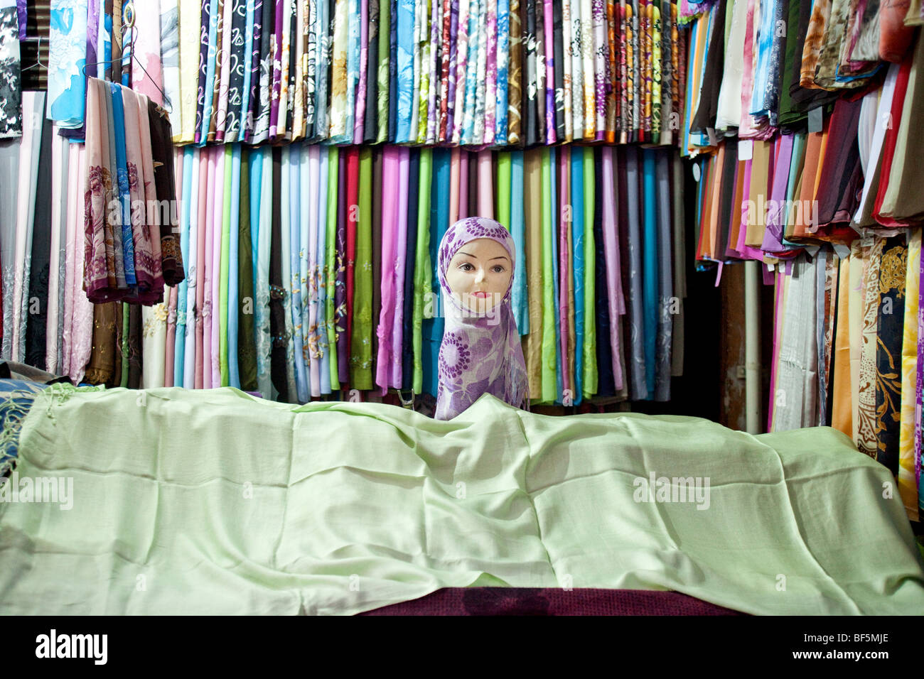Un magasin à vendre Marrakech souk voiles et d'un hijab pour Musilm les  femmes. Morcocco Photo Stock - Alamy