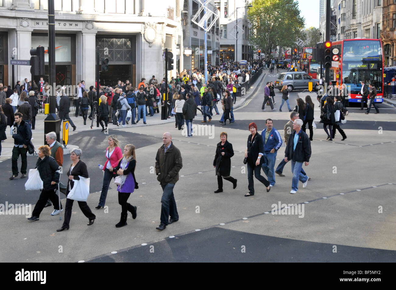 Oxford Circus sur les passages pour piétons diagonal Ouverture officielle Banque D'Images