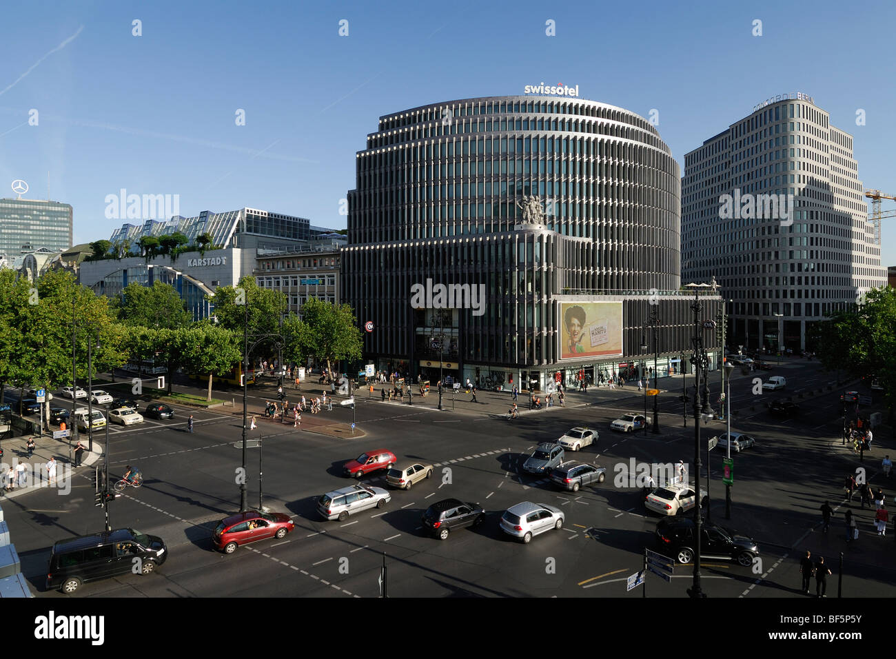 Berlin. L'Allemagne. Vue sur le Kurfürstendamm à l'intersection avec la rue Joachimstaler Strasse et le Swissotel bâtiment. Banque D'Images